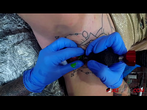 ❤️ Ekstremt tatovert hottie Sully Savage tok en tatovering på klitoris ❌ Jævla video ved no.friendmap.top ❤